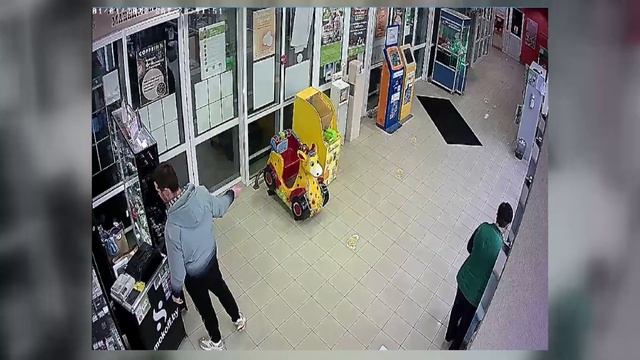 Устанавливается личность мужчины, который повредил инфокиоск и торговом центре смотреть онлайн
