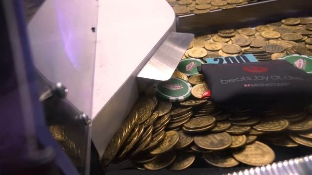 Mystery key coin pusher 100 dollar challenge! смотреть онлайн