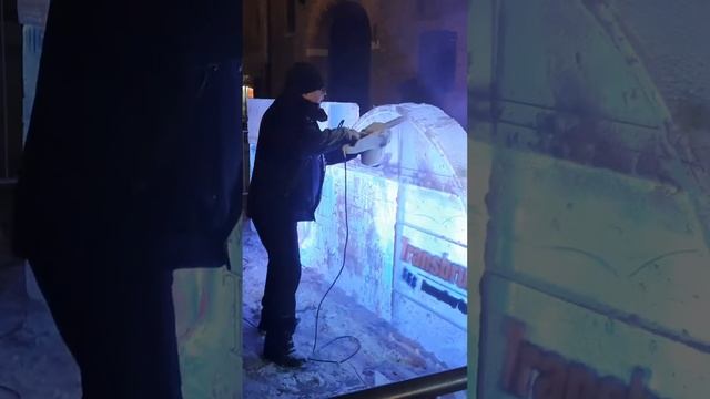 Торуньский ледяной мост. Создание скульптуры из льда на глазах у зрителей. смотреть онлайн