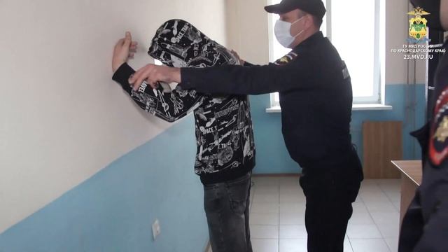 В Сочи 24-летний приезжий с Поволжья ограбил ювелирный магазин смотреть онлайн