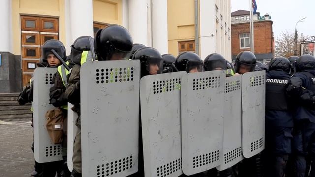 Cиловики зі щитами відбивали захоплення будівлі Вінницької обласної ради. смотреть онлайн