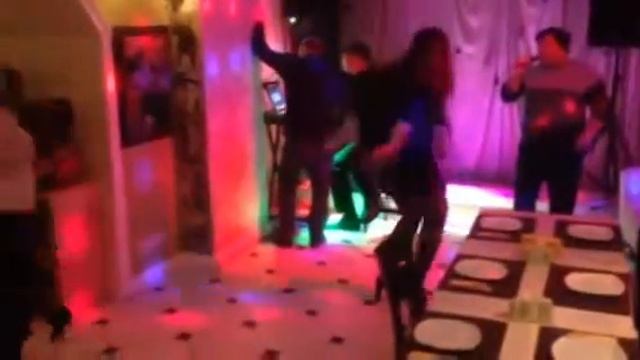 девушка отжигает под музыку смотреть онлайн