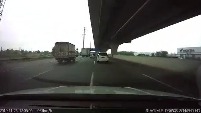 Truck Hit and Run Caught on Blackvue DR650S-2CH at Toll Japek 25/11/2019 смотреть онлайн