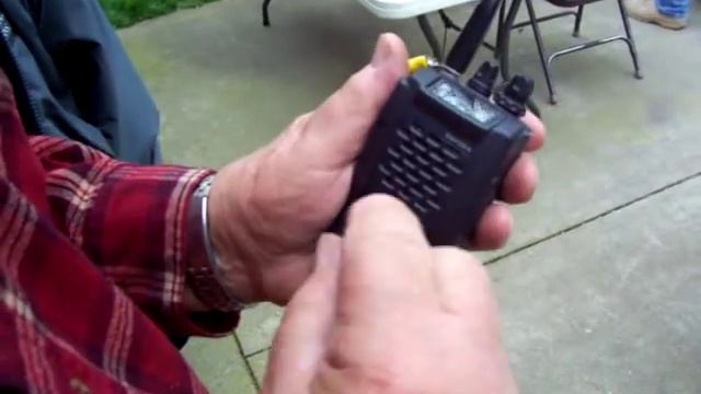Programing Frequencies into a Yaesu VX 150 Handheld 2 Meter Ham Radio смотреть онлайн