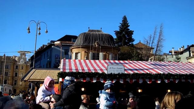 2013 dicembre 01 - Mercatini Bolzano suonatori in piazza Walther Kristkindlmarkt смотреть онлайн