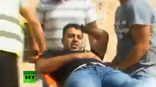 Israeli police fire stun grenades at stone-throwing worshipers at Al-Aqsa Mosque compounmp4 смотреть онлайн