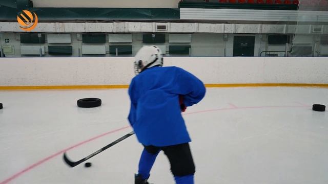 Первые шаги на льду! Тренировка по хоккею для детей сотрудников «ОЭК» прошла на арене «Локо-лед» смотреть онлайн