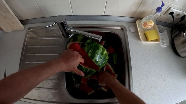 Как корки арбуза спустить в измельчитель отходов смотреть онлайн