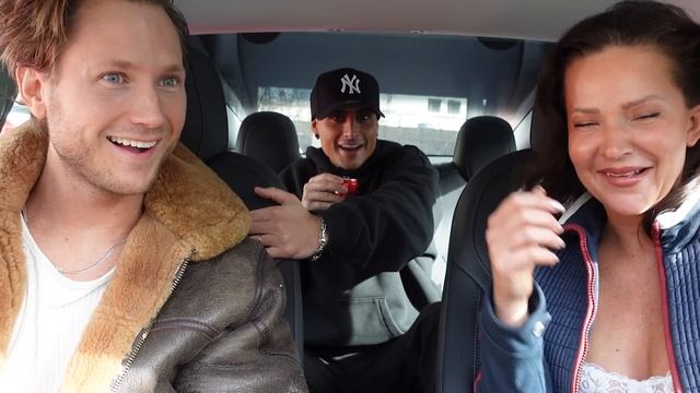 ”KLEV IN I EN GANG BANG" - SÖNDAGSÅNGEST MED SAMIR&VIKTOR смотреть онлайн