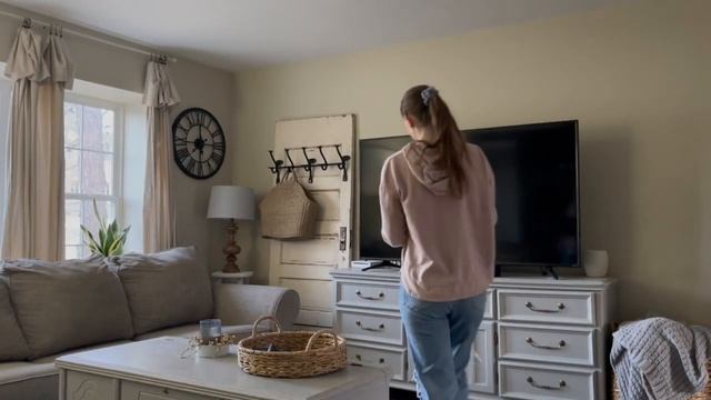 Repurposed Antique Door | Farmhouse Living Room Decorate With Me смотреть онлайн