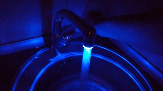 RC - F01 Blue Water Stream LED Faucet Light for Bathroom Kitchen (1080 HD) - Gearbest.com смотреть онлайн