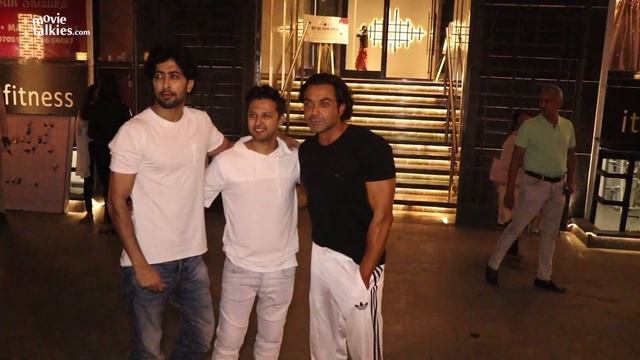 RACE 3 Actor Bobby Deol Spotted With Friends At Indigo Juhu смотреть онлайн