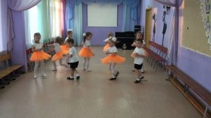 Танец "Помахали ручкой маме" средняя группа