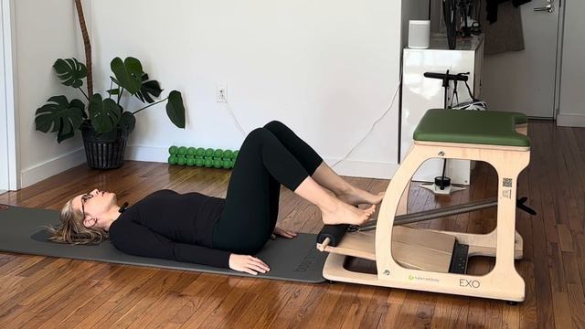 Beginner Pilates Exo Chair Exercises | Hamstrings Glutes Core + QL Stretch смотреть онлайн