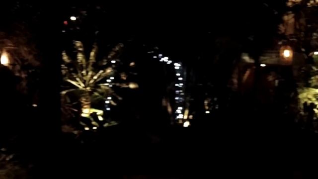 Вид территории отеля ночью. Северный ГОА. Индия. смотреть онлайн