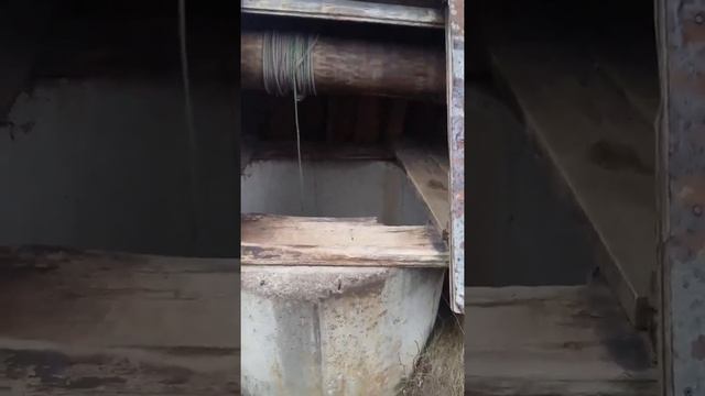 زوجي يسكي الماء من البئر في القرية /Муж набирает воду из колодца на даче смотреть онлайн
