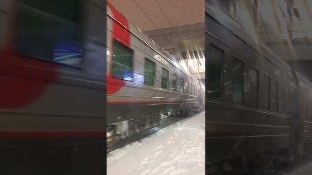 ЧС4т 595 с пассажирским поездом (Славянский экспресс) Брест-Москва на станции Минск-Пасс смотреть онлайн