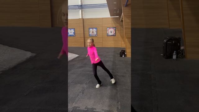 Учим #аксель #вселенскийлед #фигурноекатание #еленаальшаннан #фигуристка #лед #тренер #спорт #лед смотреть онлайн