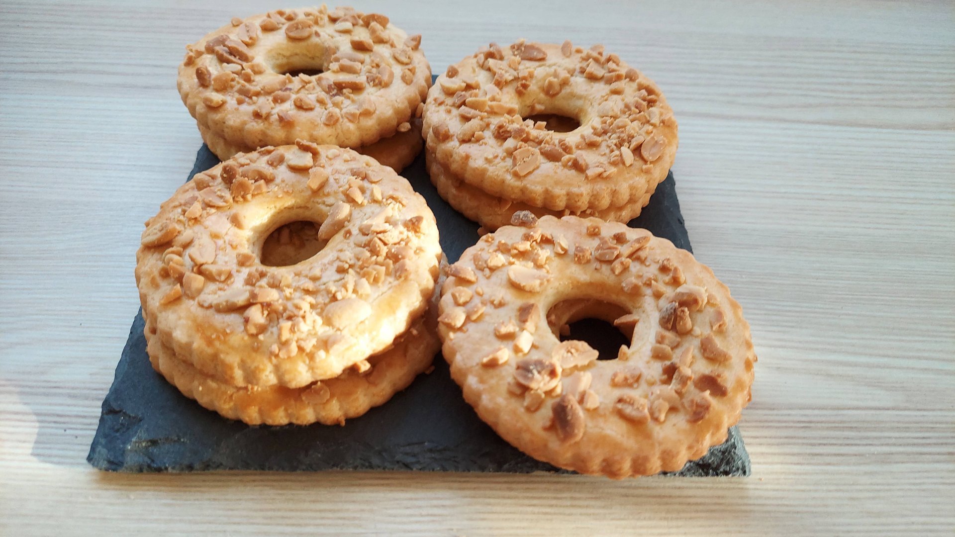 Песочные колечки с арахисом-вкус детства! Простая выпечка к чаю. смотреть онлайн