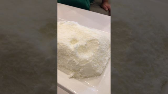 Trying out Korean snow flakes // I consider it as Chinese shaved ice hehe смотреть онлайн