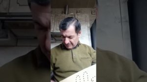 Магомед Дардогазлы играет на пандуре и поет песню о матерях на аварском языке (закатальский диалект