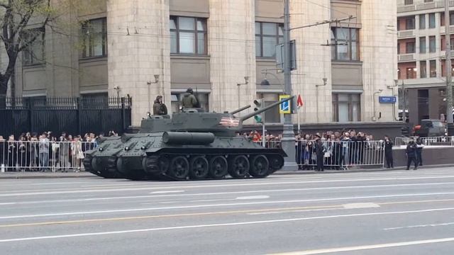Великий танк Т-34. Танк-победитель едет на Красную Площадь. смотреть онлайн