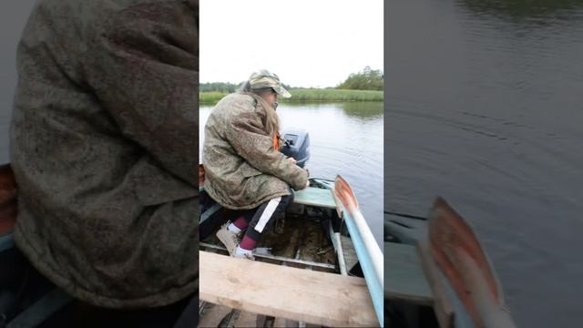 Учу ребенка управлять лодкой с мотором