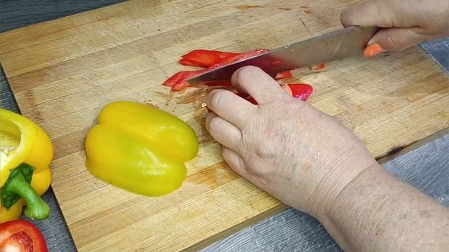 САЛАТ ЗАКУСКА С ХРУСТЯЩИМИ БАКЛАЖАНАМИ И СЛАДКИМ ПЕРЦЕМ.ВКУСНО, БЫСТРО И КРАСИВО. смотреть онлайн