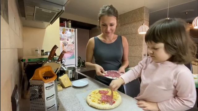 ГОТОВИМ ДОМАШНЮЮ ПИЦЦУ С ДОЧКОЙ | КАРАНТИН (день 4) смотреть онлайн