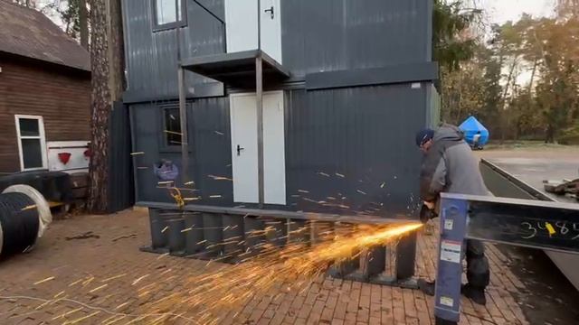 Процесс сборки двухэтажного модульного строения для проживания персонала смотреть онлайн