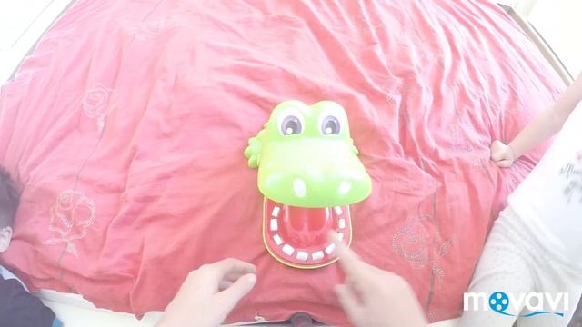 Играем в крокодила дантиста!Обливаемся холодной водой! смотреть онлайн