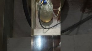 Простой пневматический насос для перекачки воды из подручных средств.