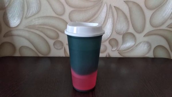 Пластиковый стакан меняющий цвет при нагреве.