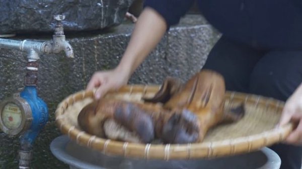 又到了杀年猪做过年菜的時候了，吹豬肝、卷蹄、香肠，你们吃过吗？【滇西小哥】