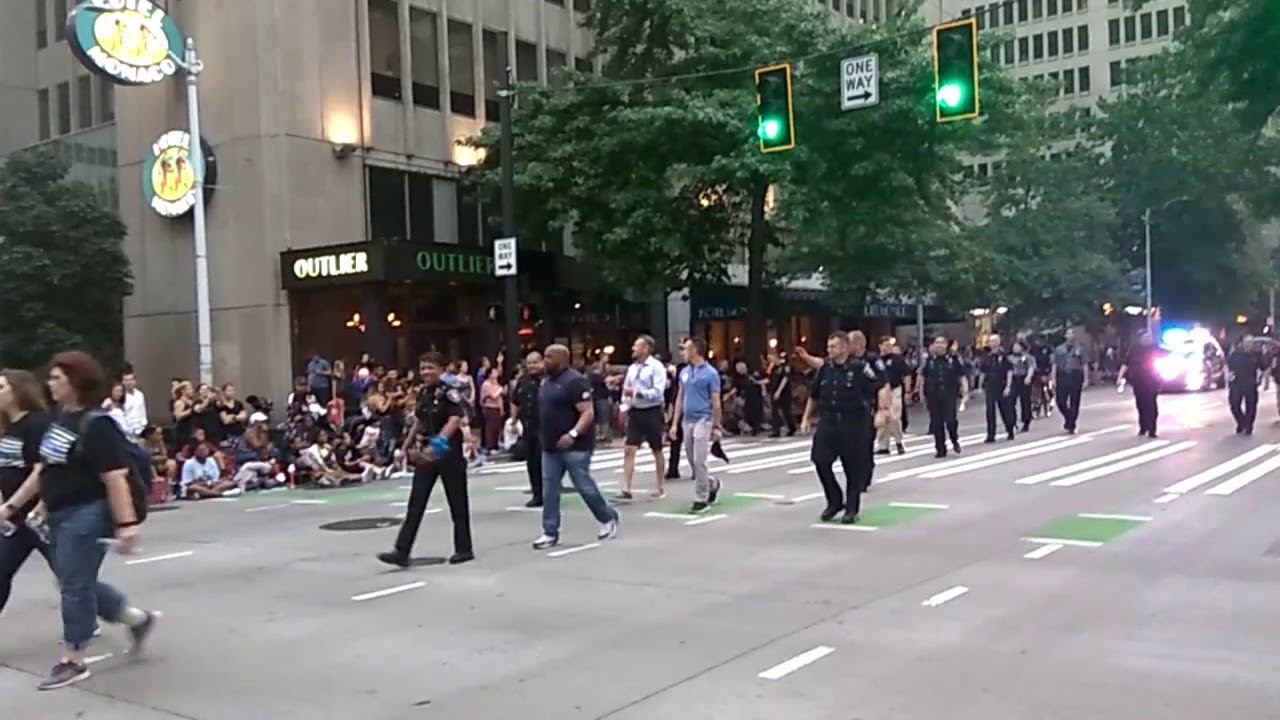 Марш полицейских Сиэтла и их руководства на городском параде Torchlight смотреть онлайн