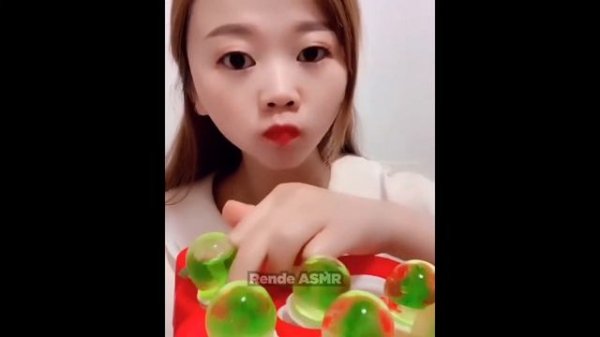 (ASMR) EATING COLORED WATER FILLED ICE,  🧊💙(eating sounds) SATISFYING ICE EATING #73