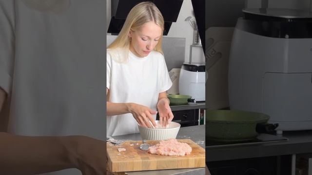 Сегодня приготовила домашние НАГЕТСЫ 😋 и их сразу расхватали еще бы очень сочная курочка в хрустяще смотреть онлайн