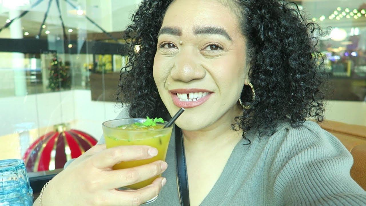Weekly Vlog.. Andy's Burgers & Bar.. Christmas Dinner With Work Colleagues.. ABBA Mini Staycation.. смотреть онлайн