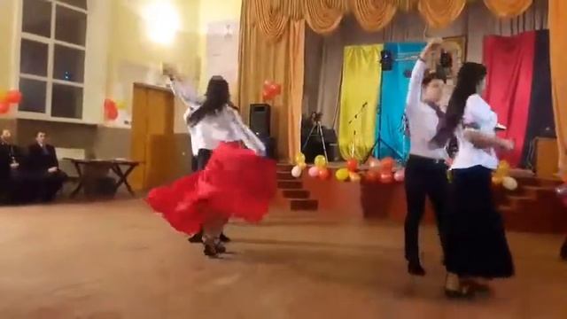 Осінній бал. Факультет початкової та мистецької освіти. Вальс 2016р. Х.Соловій `Тримай` смотреть онлайн