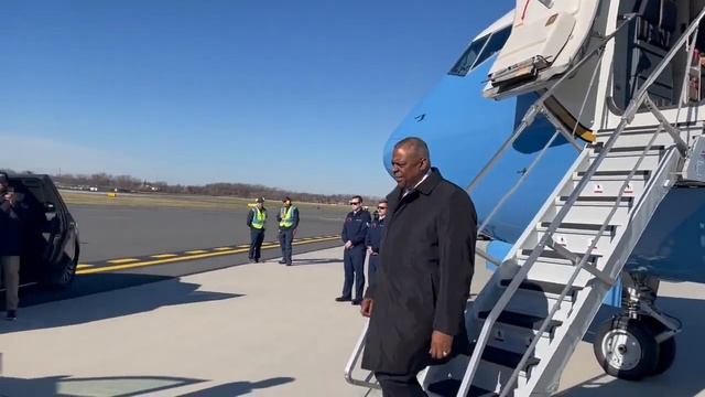Lloyd Austin in Philadelphia, ready to enjoy the #ArmyNavyGame #philadelphia #defence #pentagon #us смотреть онлайн