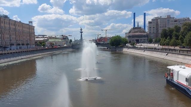 Москва 4К. Плавающие Фонтаны Водоотводного Канала. Памятник Петру Первому. Патриарший Мост смотреть онлайн