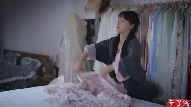 Make a peach blossom crown with silk flowers | 用绢花工艺做了套桃花发冠，带上爱人浪了一把春天丨Liziqi Channel смотреть онлайн