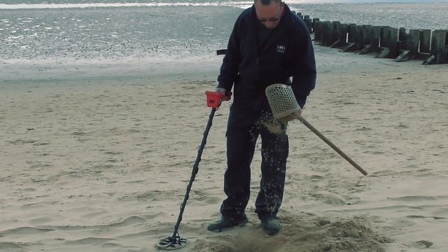 Minelab Vanquish 340 Vs Minelab Vanquish 540 Beach Metal Detecting