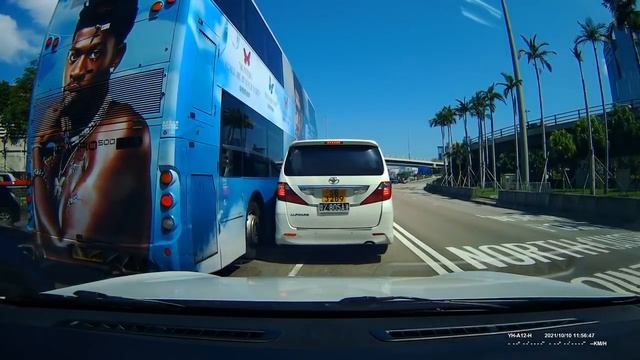 車CAM直擊 - 巴士司機話唔讓咪唔讓 смотреть онлайн