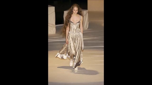 Ruslana Korshunova... Podium Fall/Winter 2005(Part 1)... смотреть онлайн