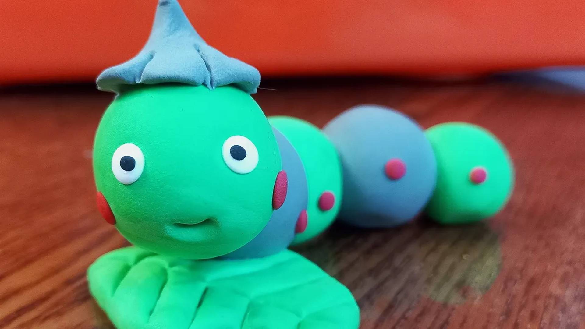 Гусеница из воздушного пластилина. Очень легко слепить с детьми. смотреть онлайн