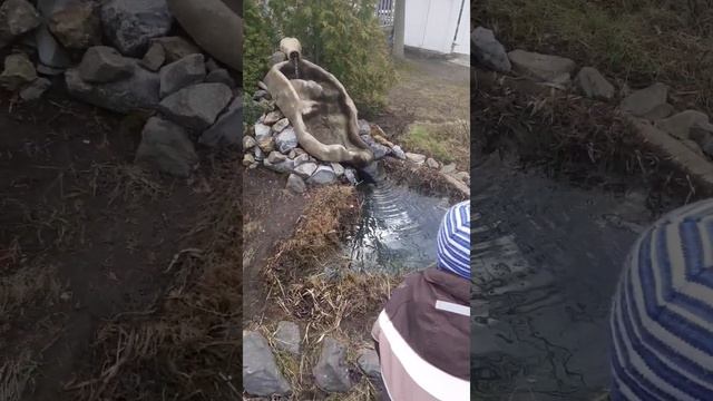 Водопад, где вода льётся из кувшинов под действием насоса смотреть онлайн
