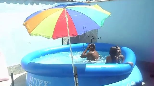 Pulando Na Piscina