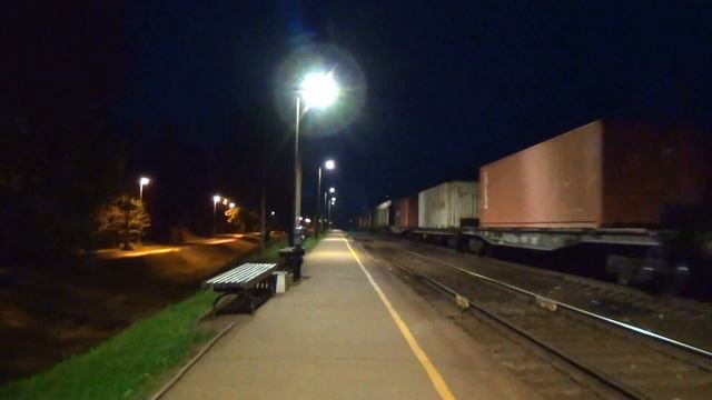 Ночной 2М62УМ-0004 с грузовым поездом смотреть онлайн