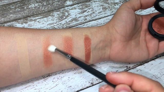 Kat Von D Metal Crush Eyeshadow Deluxe Swatch смотреть онлайн